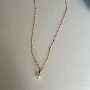 Single pearl necklace